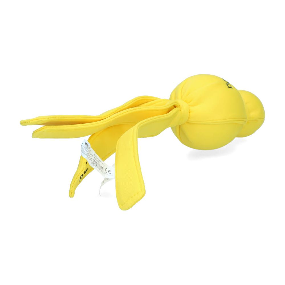 Żółta pluszowa zabawka z dwiema kulkami i trzema wstążkami. Widoczny znak CE.
