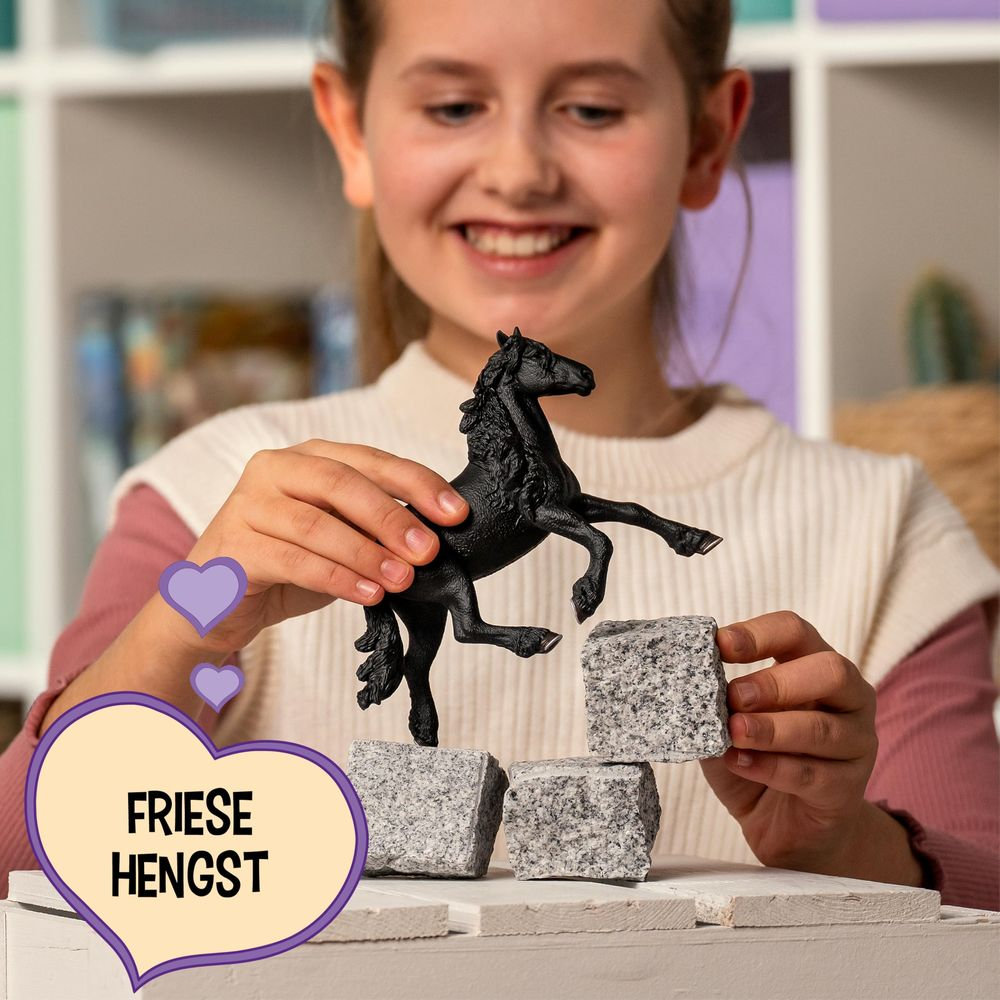 Dziewczynka trzyma czarnego konia przed trzema kamieniami.