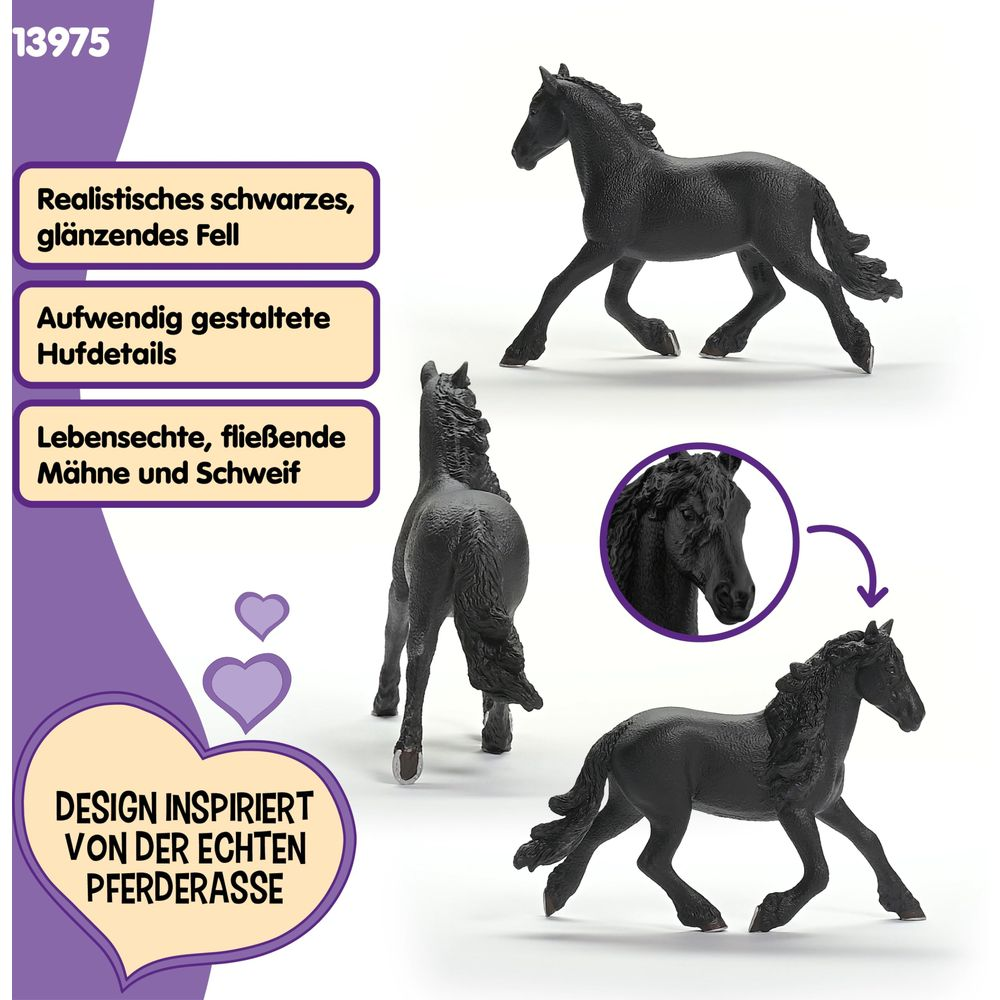 Trzy czarne figurki koni z realistycznymi detalami i lśniącą sierścią.