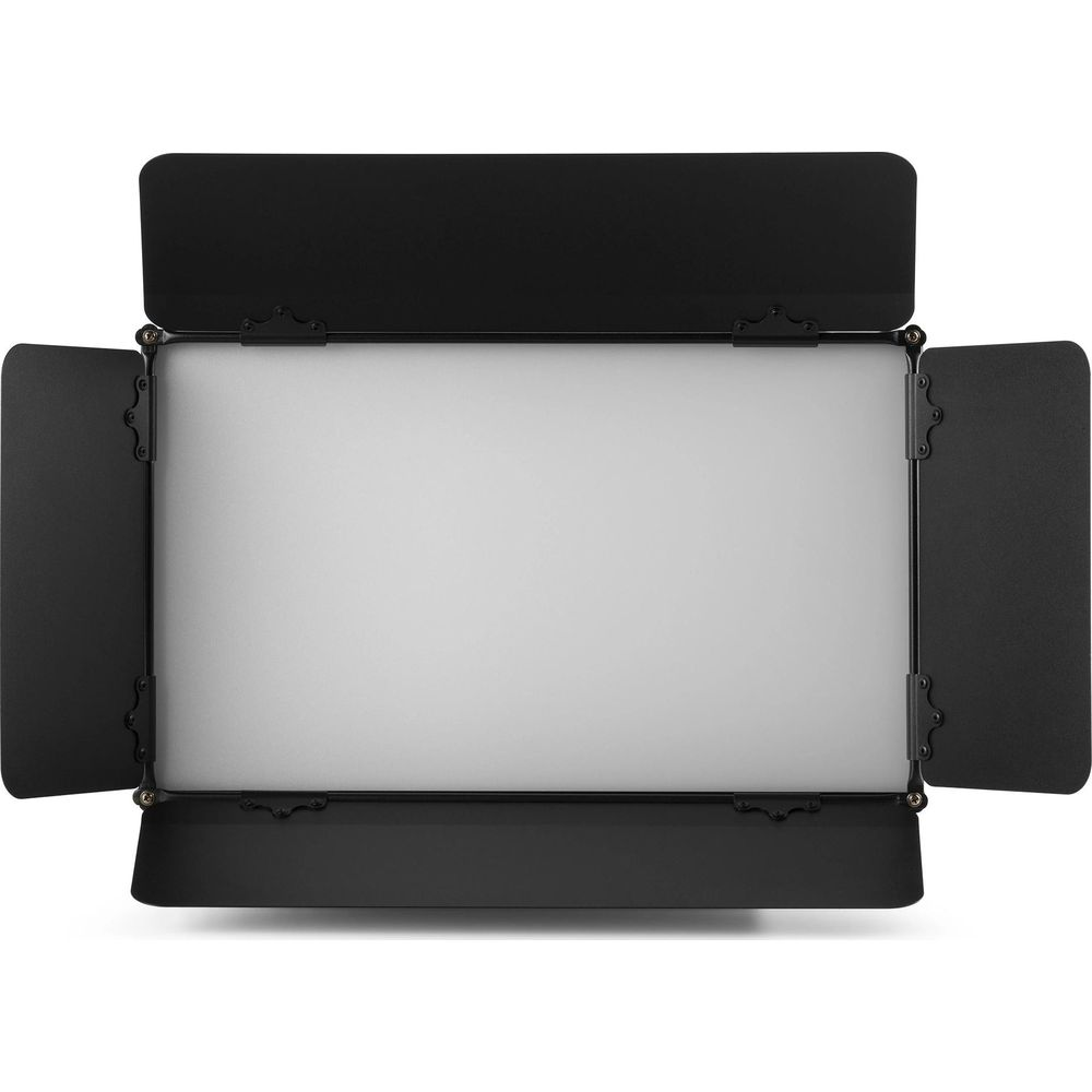 Una luz de estudio rectangular con cuatro puertas de granero negras, abiertas.