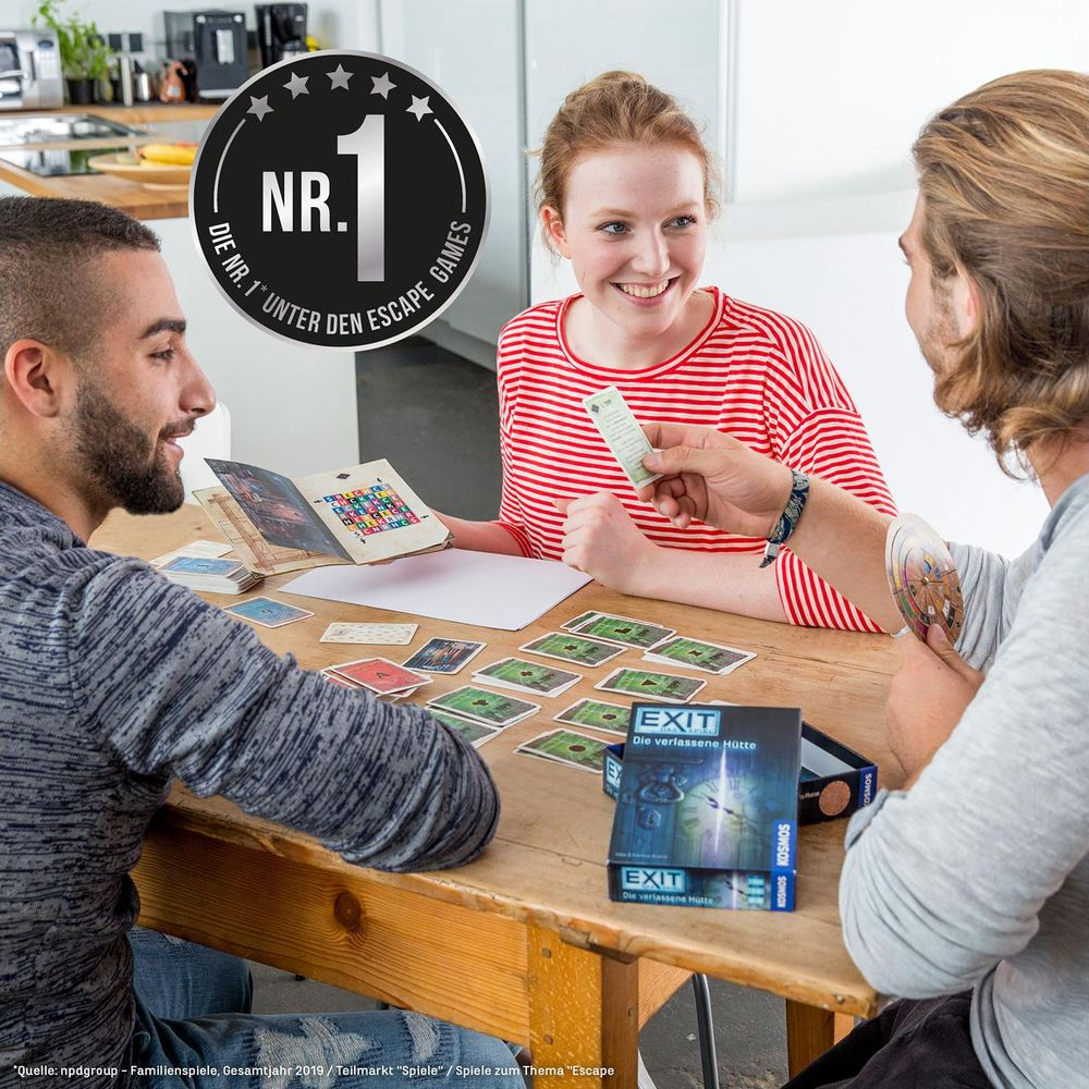 Drei Personen spielen ein Escape-Spiel am Tisch. Ein "Nr. 1"-Siegel ist sichtbar.