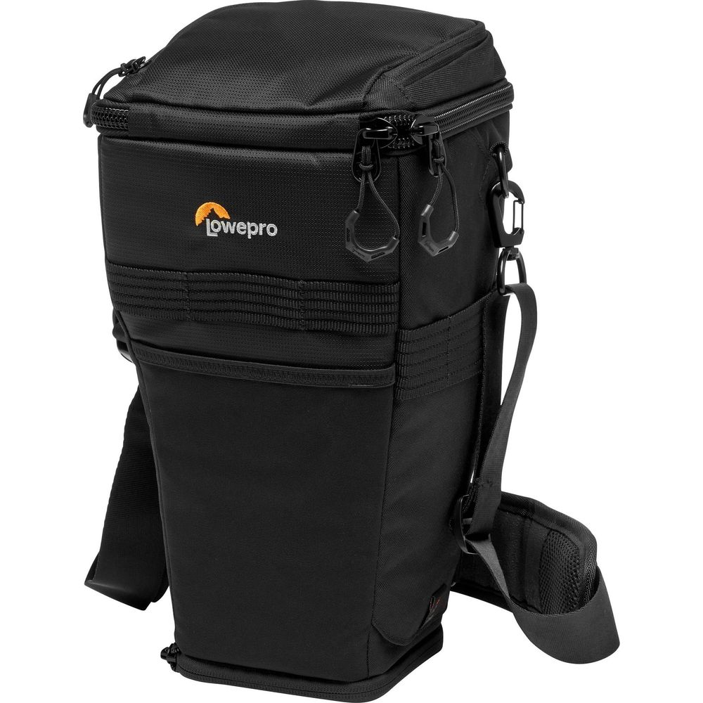 Una borsa fotografica Lowepro nera con cerniere e cinghie, su sfondo bianco.