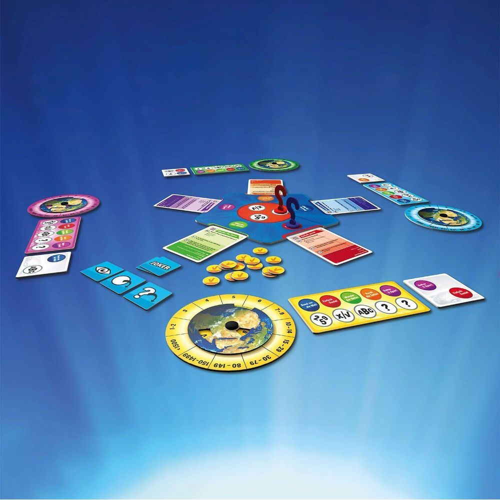 Brettspiel mit Karten, Münzen, einem Globusrad und Spielfiguren auf blauem Hintergrund.