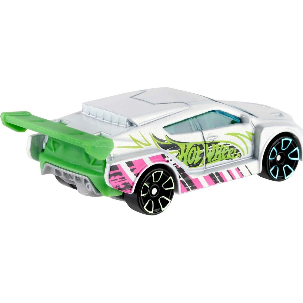Un coche de juguete blanco con alerón verde y detalles rosas.