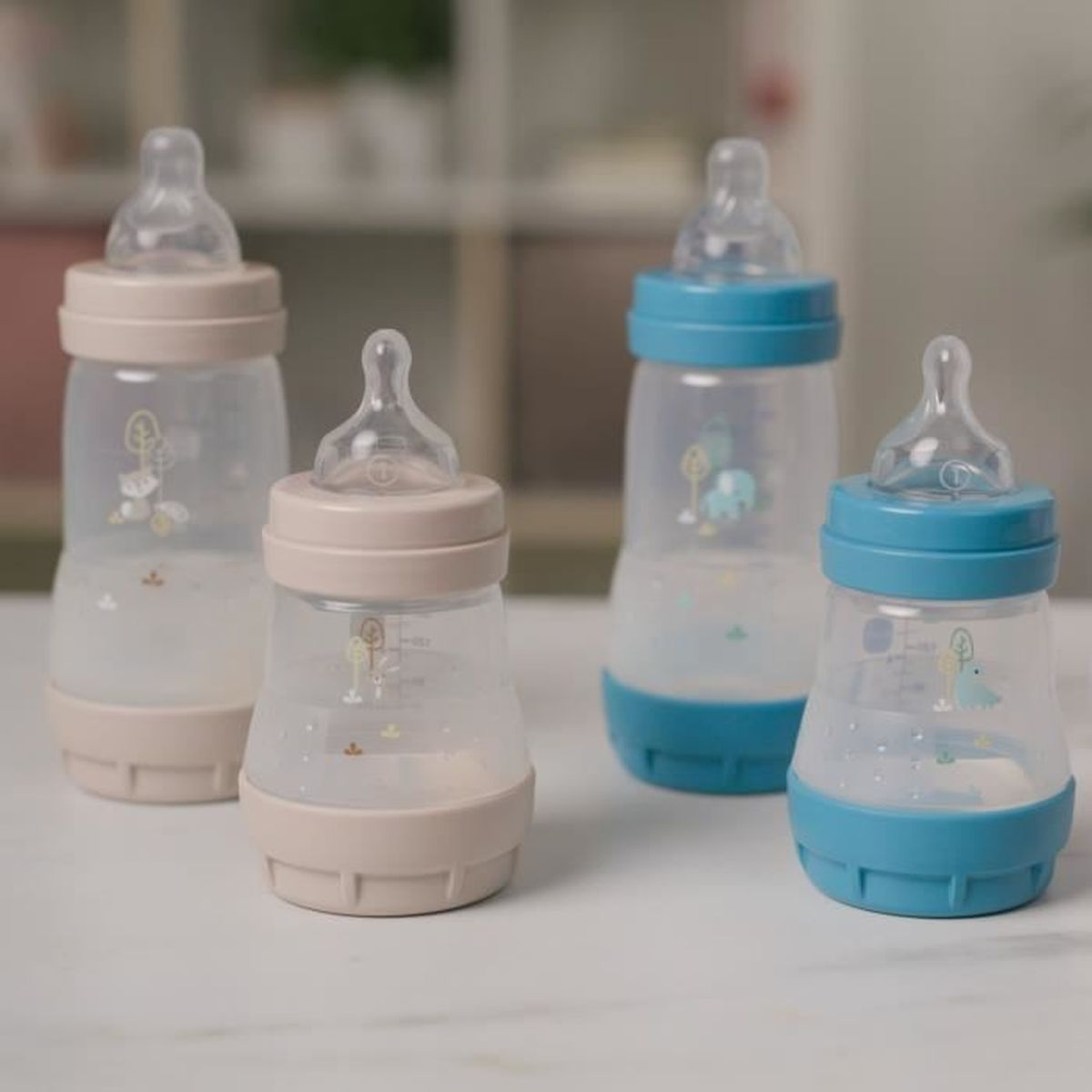 Vier Babyflaschen mit klarem Korpus und farbigen Böden in Beige und Blau, mit Tiermotiven.