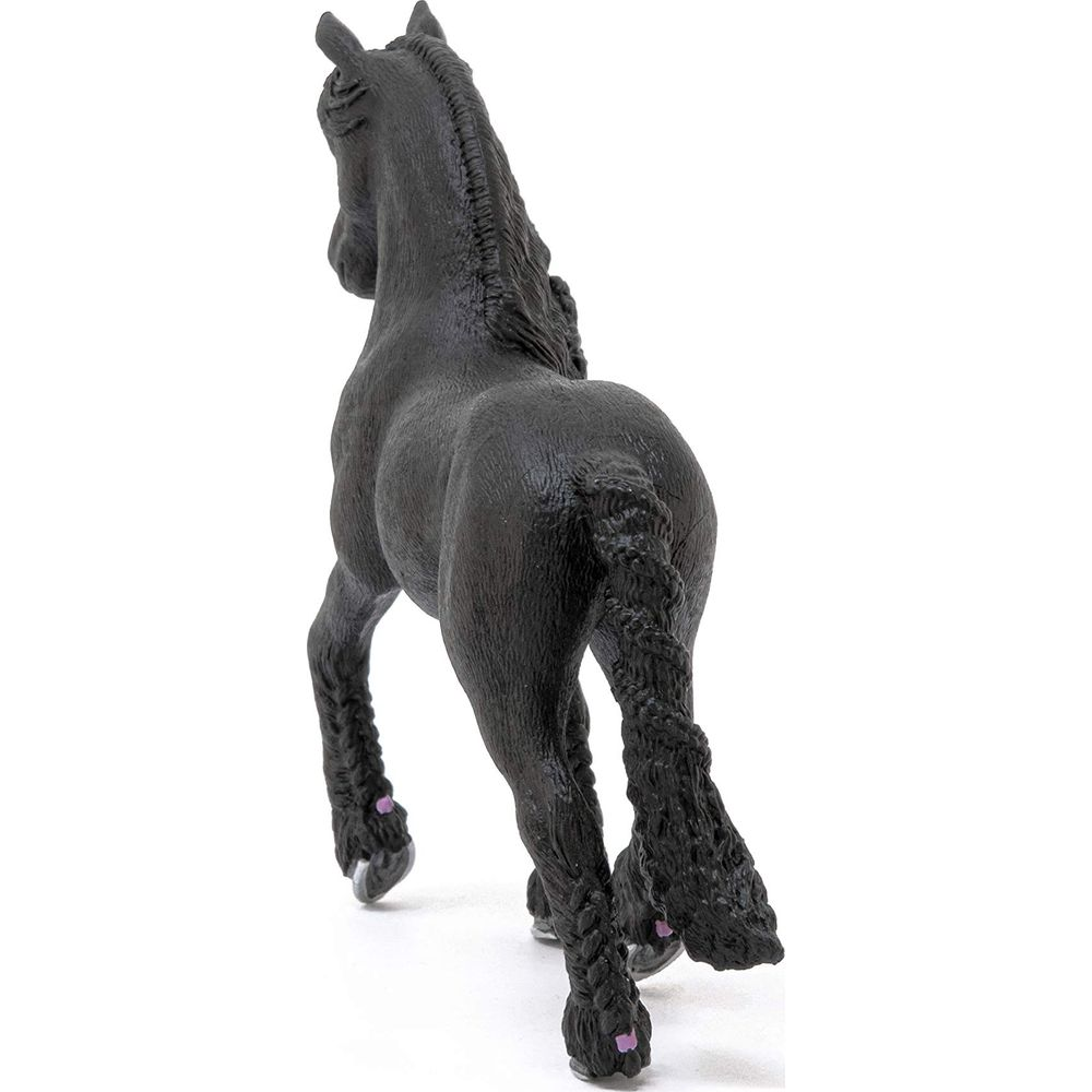 Cavallo nero da dietro con coda intrecciata e accenti viola sugli zoccoli.