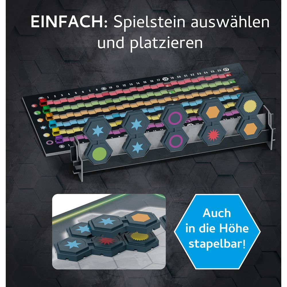 Spielsteine in verschiedenen Farben und Formen auf einem Spielbrett. Unten sind Spielsteine gestapelt.