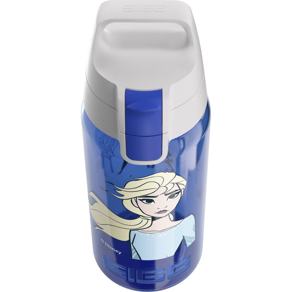 Blaue Wasserflasche mit Elsa-Motiv und weißem Deckel. Sigge-Logo oben.