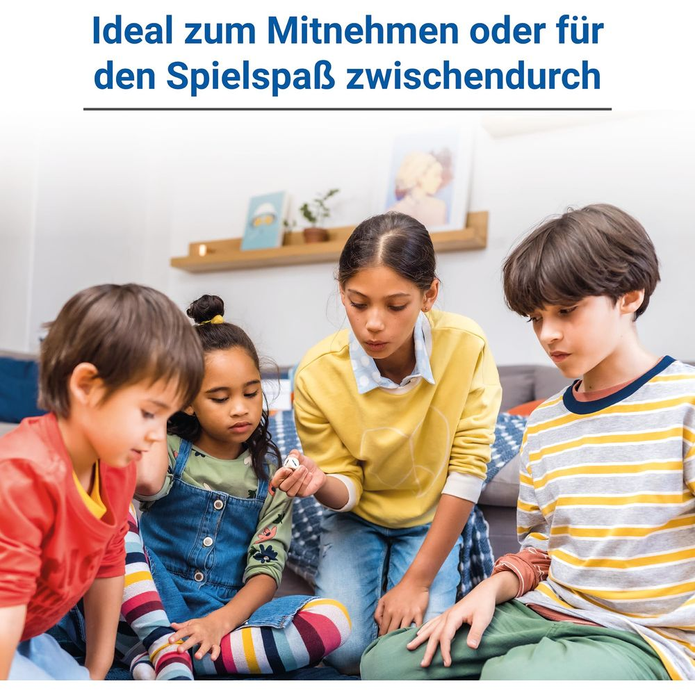Vier kinderen spelen op de grond. Een meisje houdt een dobbelsteen vast.