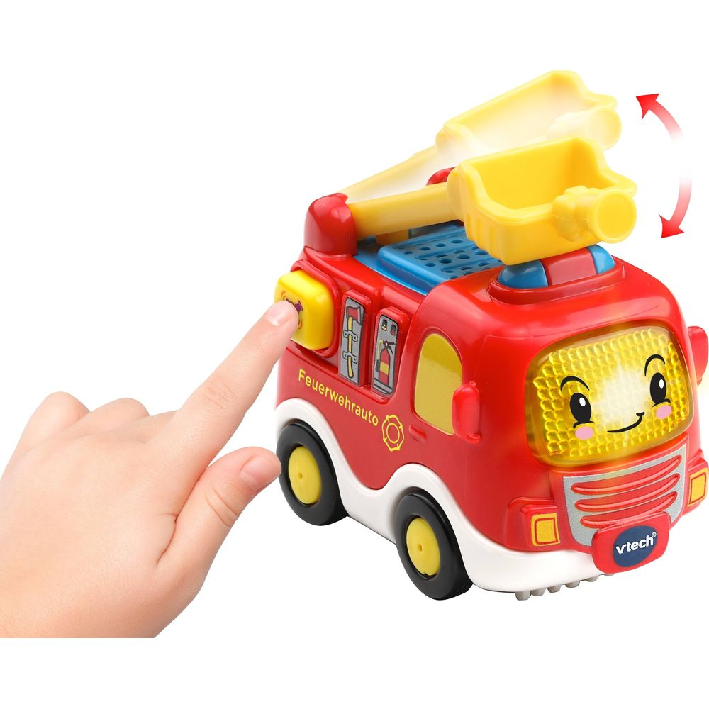 Ein Finger drückt auf einen roten Spielzeug-Feuerwehrauto mit gelben Details.
