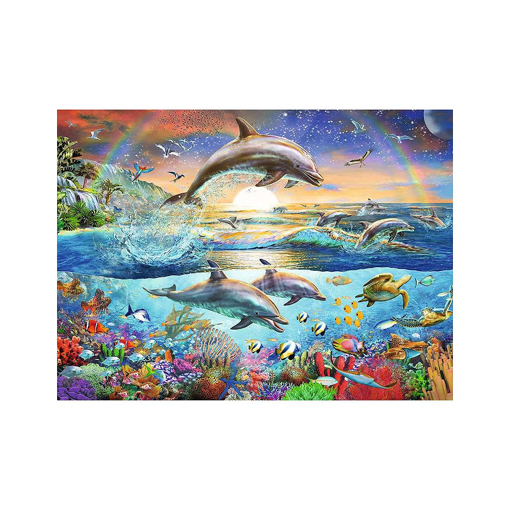 Delfini saltano fuori dall'acqua, pesci e tartarughe nuotano in una barriera corallina.
