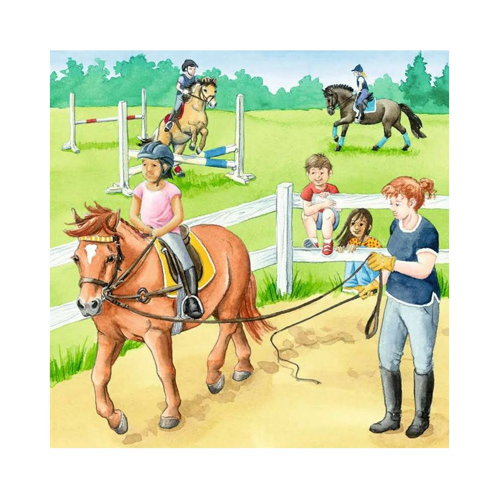 Kinder reiten und lernen auf einem Reiterhof mit Hindernissen und Zuschauern.