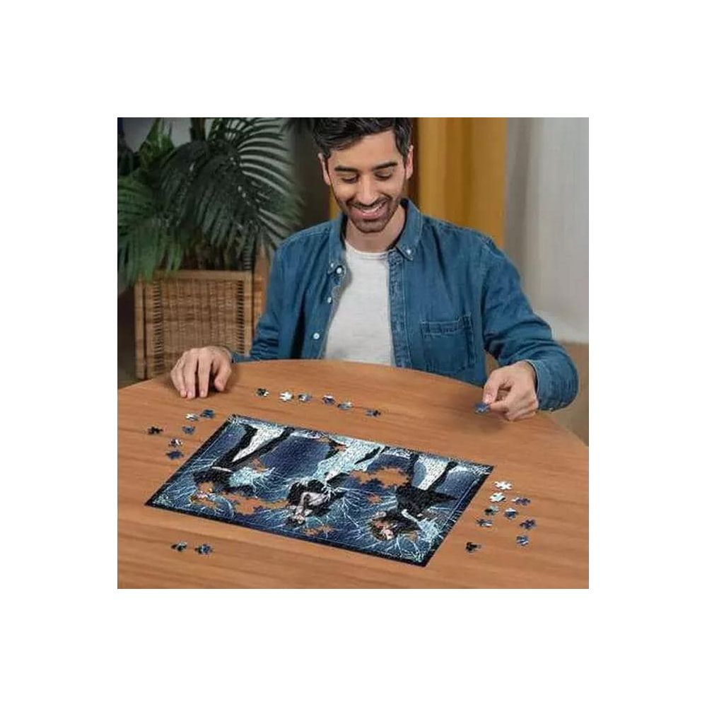 Mann vervollständigt ein Puzzle mit Gewitter und Figuren auf einem Holztisch.