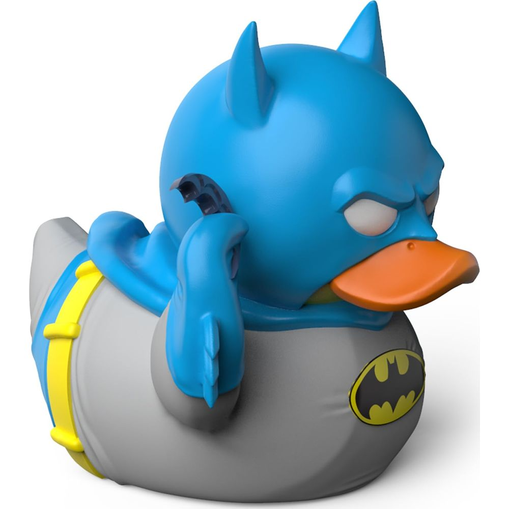Ein blauer Batman-Gummikent auf weißem Grund mit Batman-Logo.