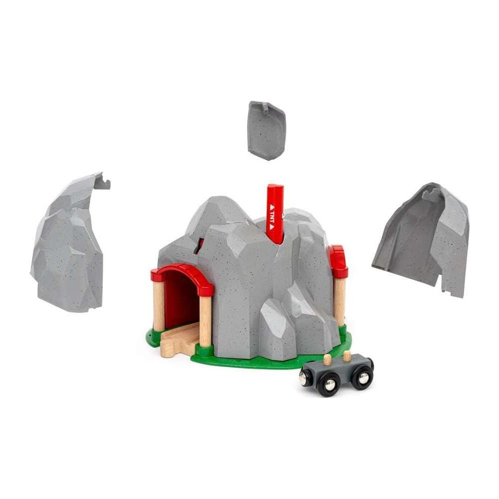 Szara kopalnia zabawkowa z czerwonym wejściem, drewnianymi elementami i małym wagonikiem.
