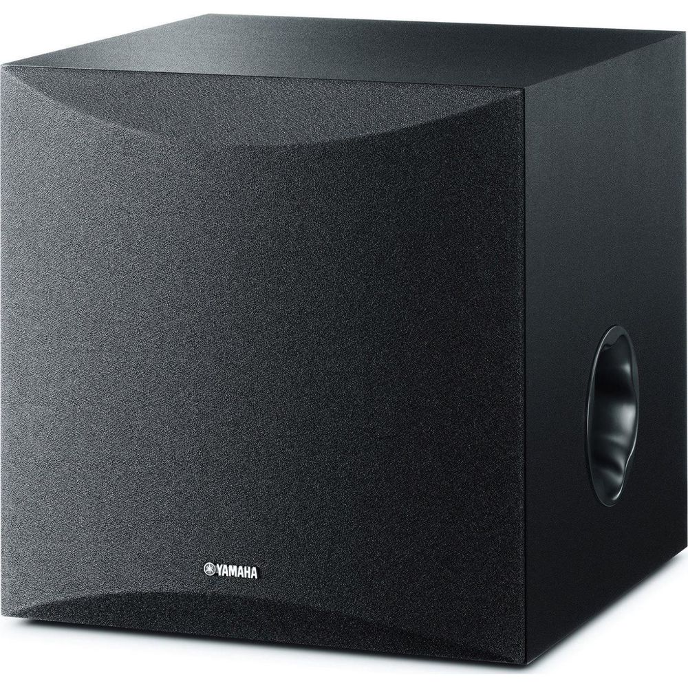Subwoofer Yamaha negro con logo plateado y puerto redondo al lado.