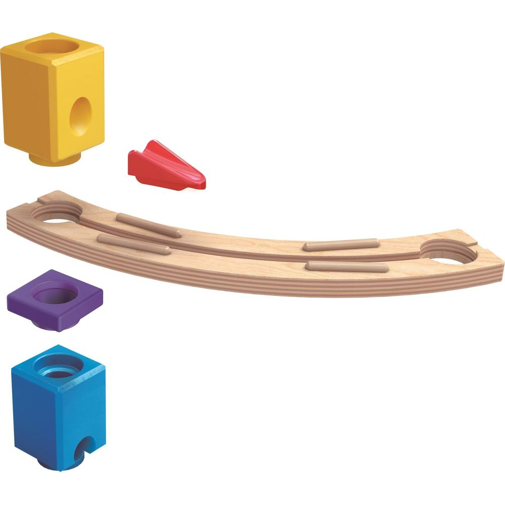 Kolorowe klocki i drewniany tor z kołkami na białym tle.