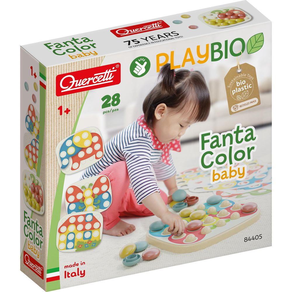 Ein Kleinkind spielt mit einem Quercetti Fanta Color Baby Spielzeug aus Biokunststoff.