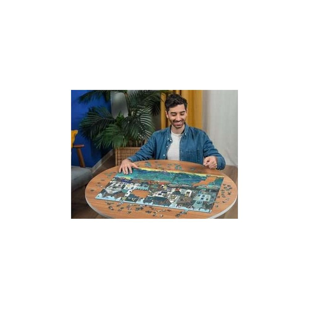 Uomo seduto a un tavolo rotondo che assembla un puzzle raffigurante una vista cittadina.
