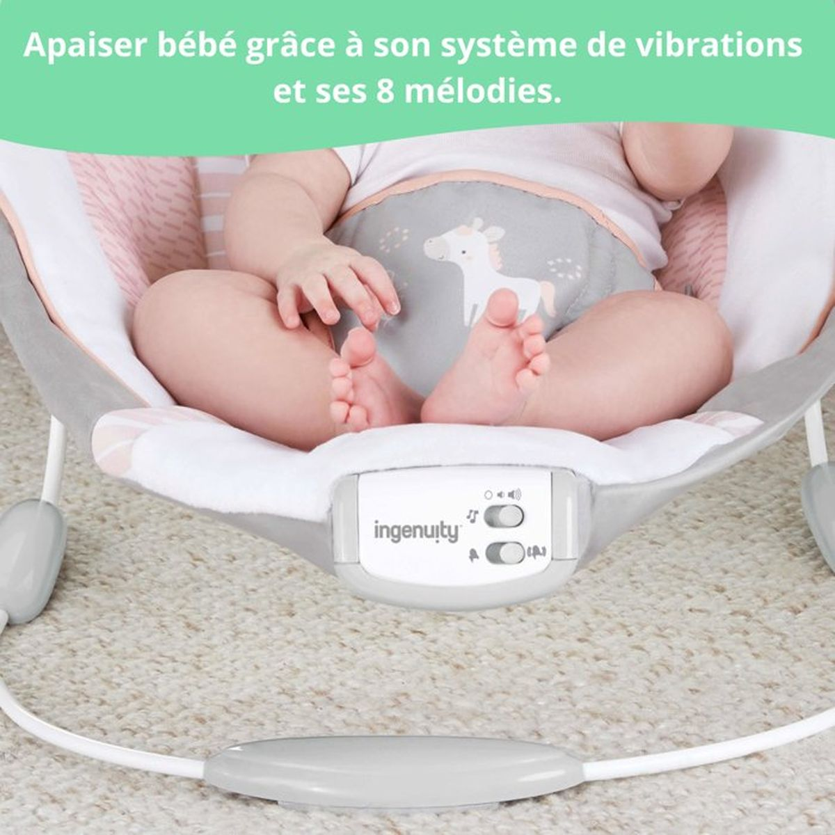 Ein Baby sitzt in einer Wiege mit rosa und grauen Mustern. Ein Steuerfeld ist sichtbar.