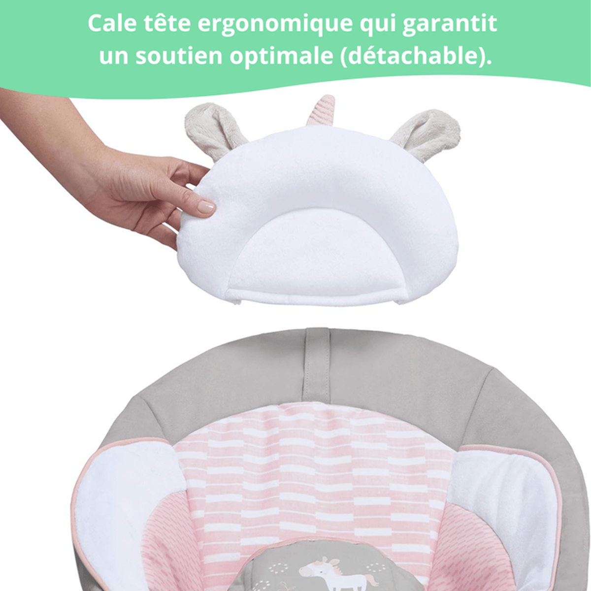 Ein weißes Nackenkissen mit Hasenohren wird über einem grauen Babywippenbezug gehalten.