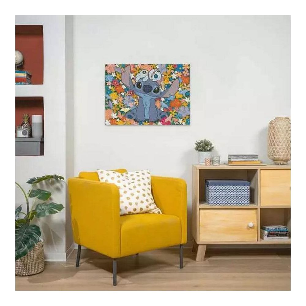 Niebieski Stitch z kwiatami w tle siedzi na żółtym fotelu.