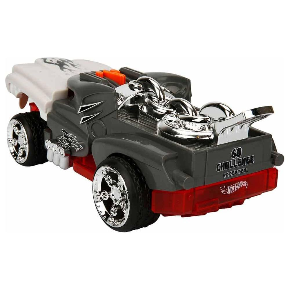 Un camión de juguete Hot Wheels gris con acentos rojos y ruedas cromadas.