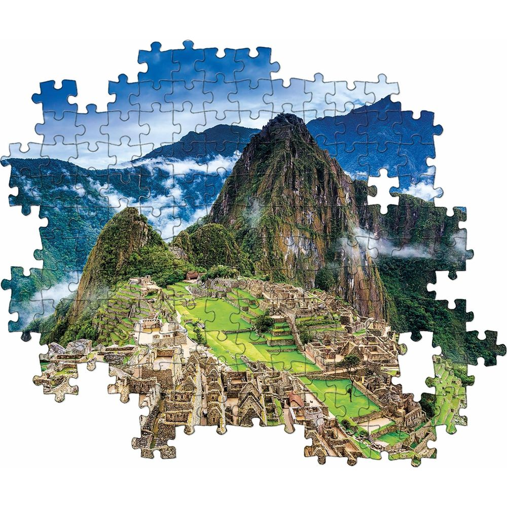 Ruinas de Machu Picchu en montaña verde bajo cielo nublado.