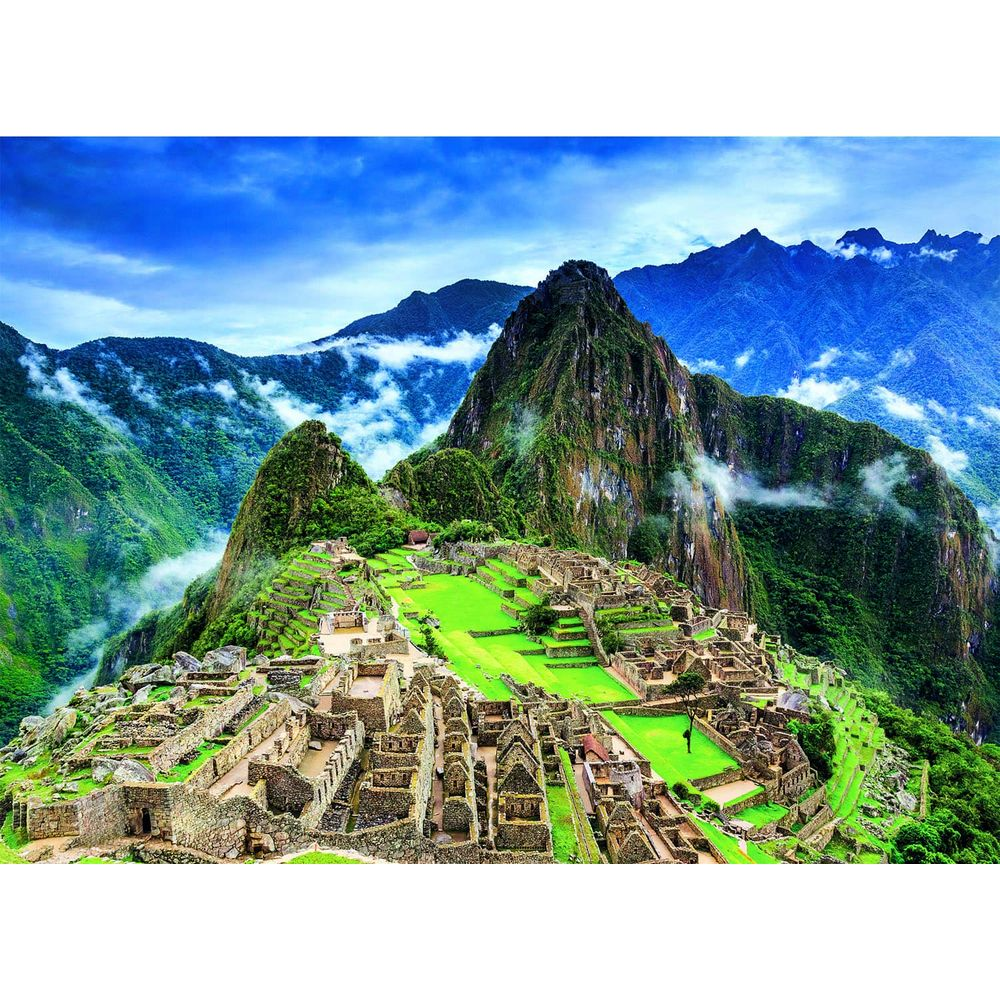 Las ruinas de Machu Picchu en las montañas bajo un cielo azul.