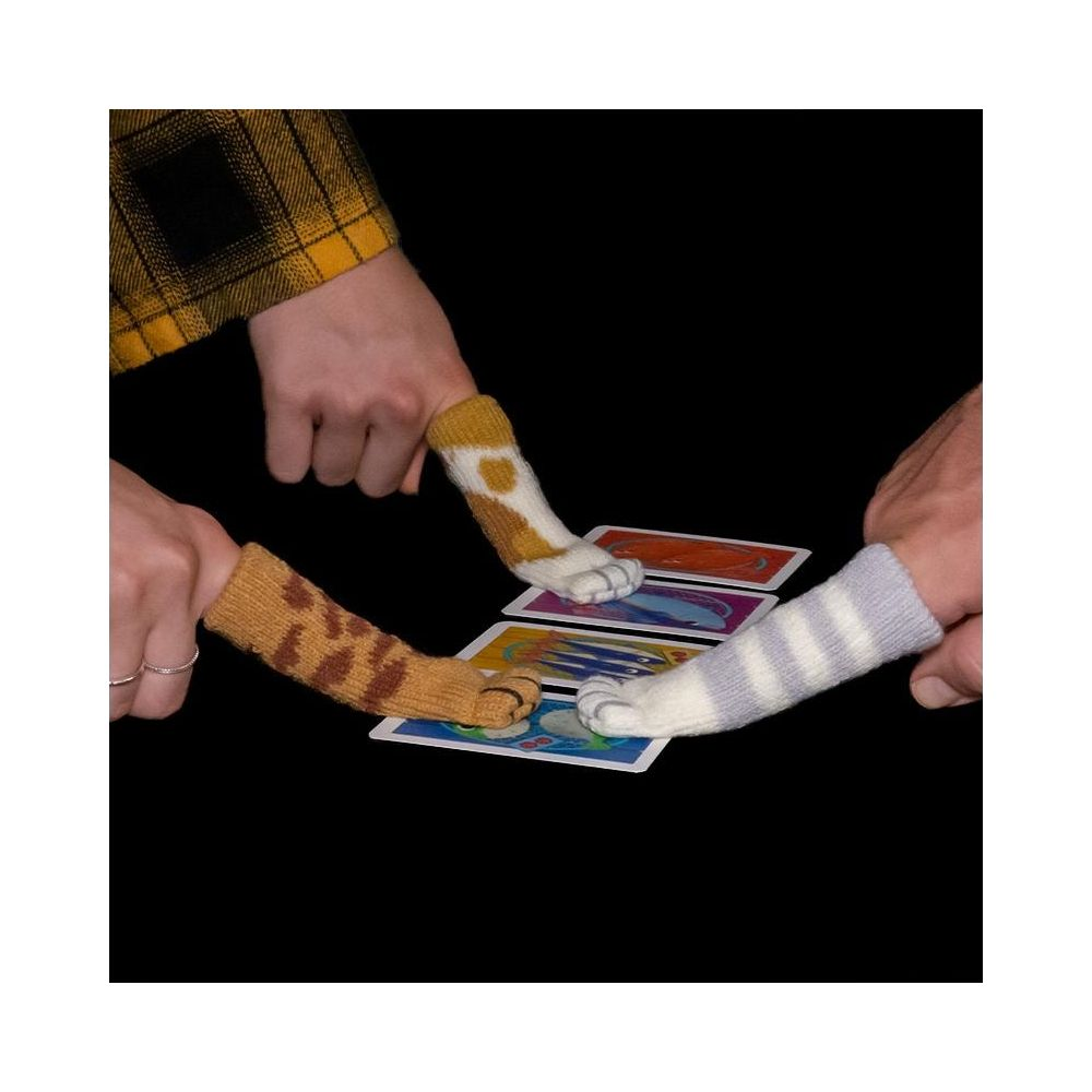 Trois mains portent des couvre-pattes tricotés, jouant aux cartes sur fond noir.
