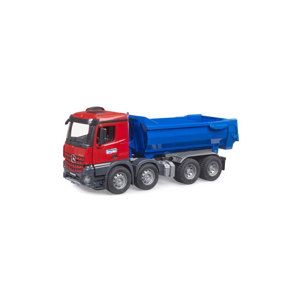 Ein roter kippbarer Lastwagen mit blauem Container auf weißem Hintergrund.