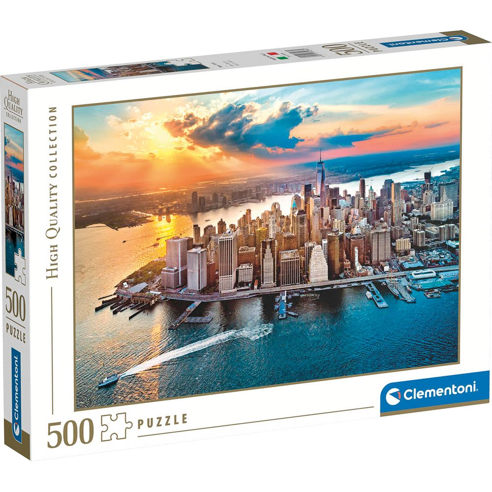 Panorama Nowego Jorku o zachodzie słońca z budynkami, mostami i łodzią na wodzie.