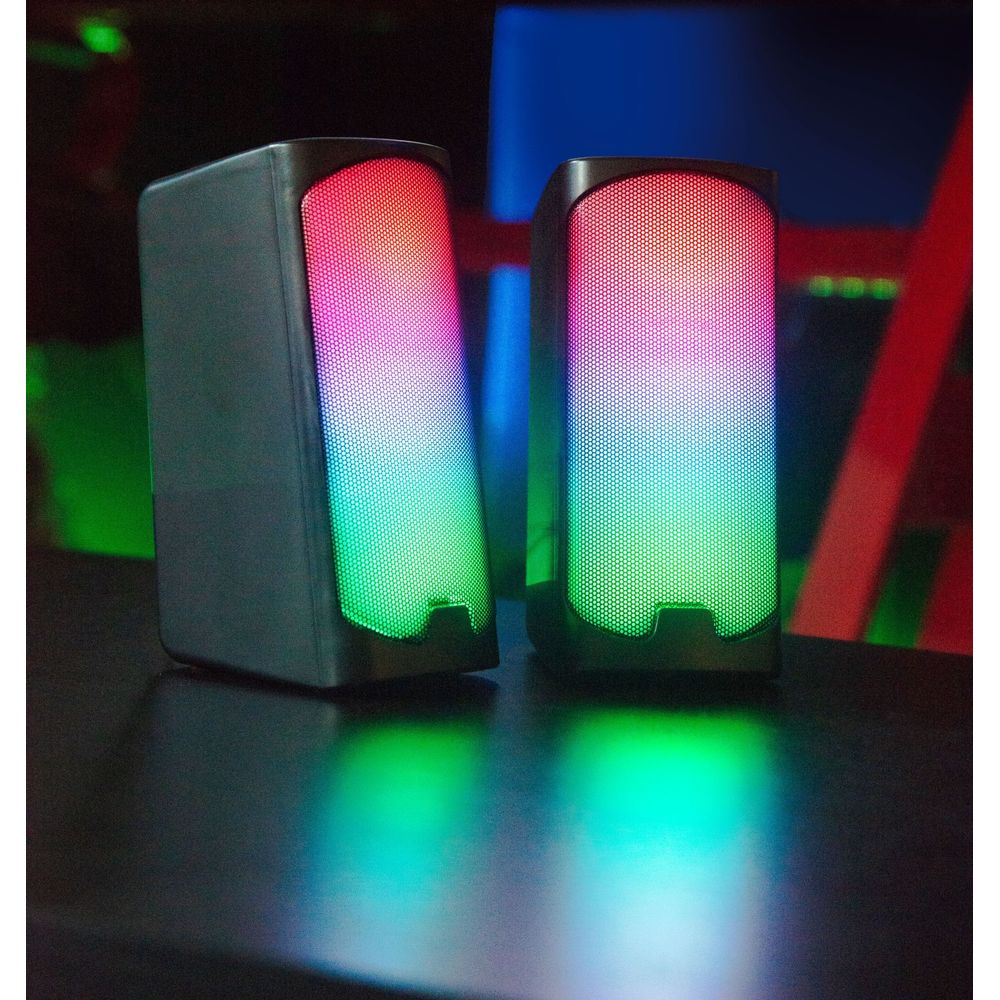Due altoparlanti con illuminazione RGB su un tavolo, colori dal rosso al verde.
