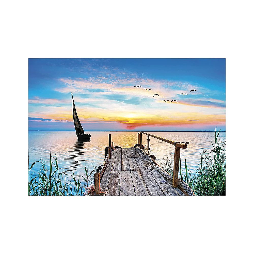 Molo in legno al tramonto su un lago con barca a vela e uccelli.