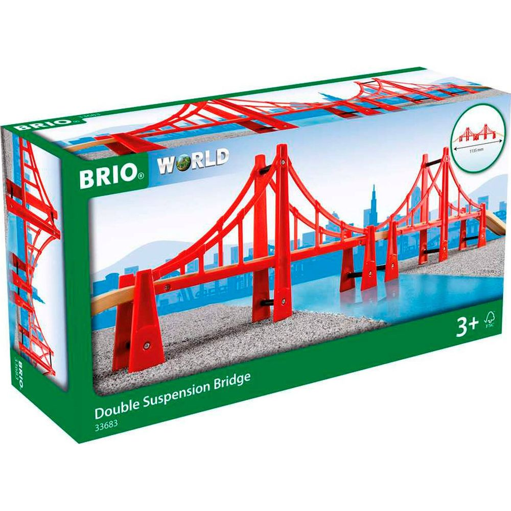 Rote Hängebrücke mit zwei Türmen über blauem Wasser und grauer Fläche.