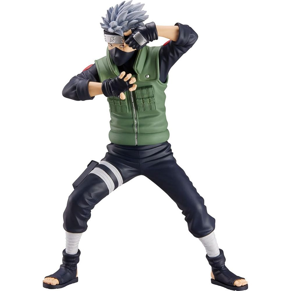 Estatua de Kakashi con pelo gris, chaleco verde y máscara negra, en pose de combate.