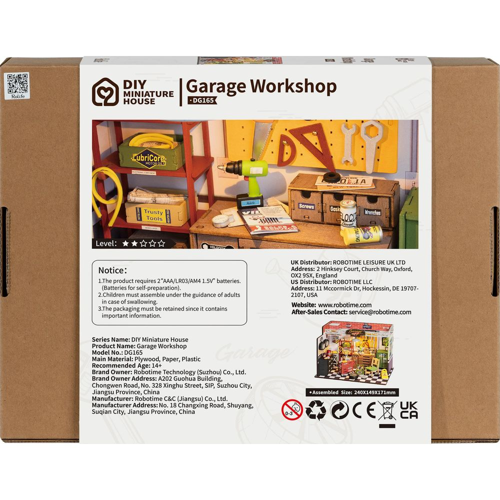 Verpackung eines DIY Miniaturhaus Garagenwerkstatt-Bausatzes mit Werkzeugen und Zubehör.