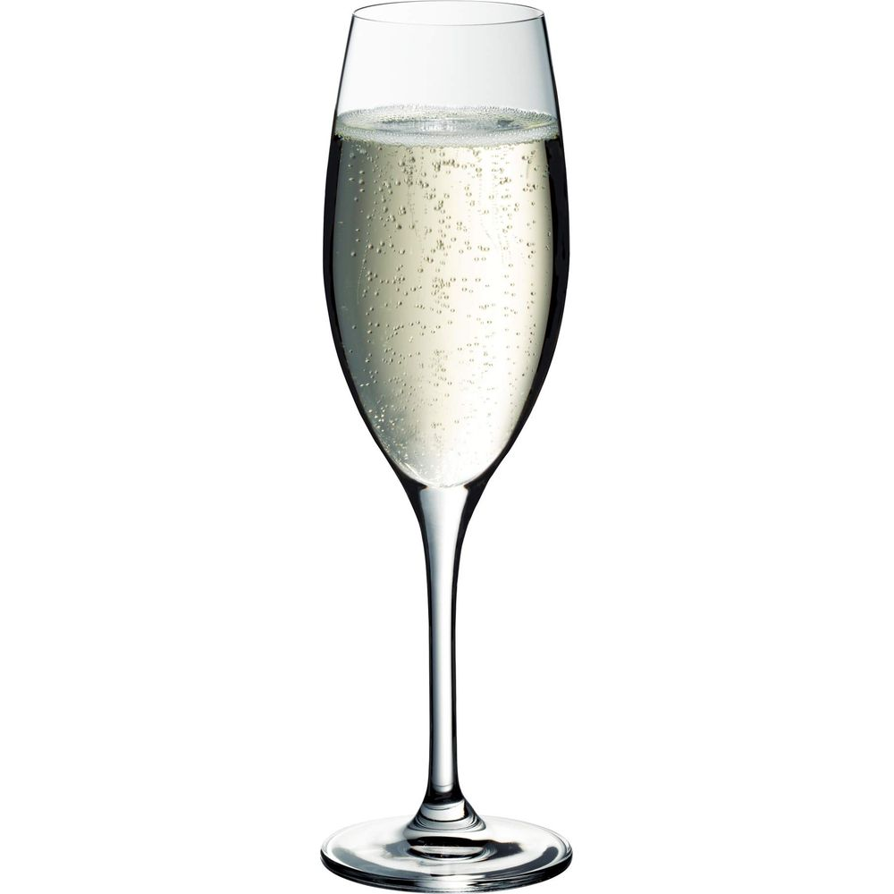 Ein Glas Champagner mit aufsteigenden Bläschen auf weißem Hintergrund.