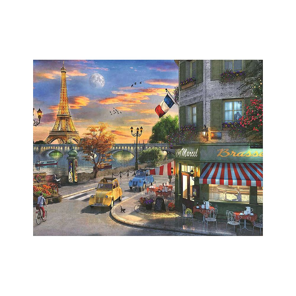 Wieża Eiffla o zachodzie słońca nad paryską kawiarnią z samochodami i rowerzystą.