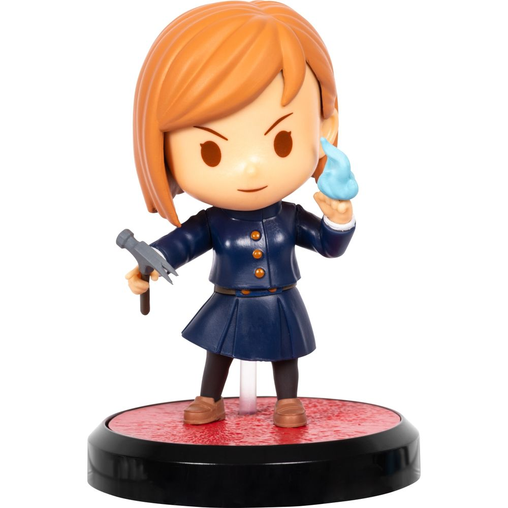 Eine kleine Figur mit orangenem Haar, die einen Hammer und einen blauen Energiewirbel hält.