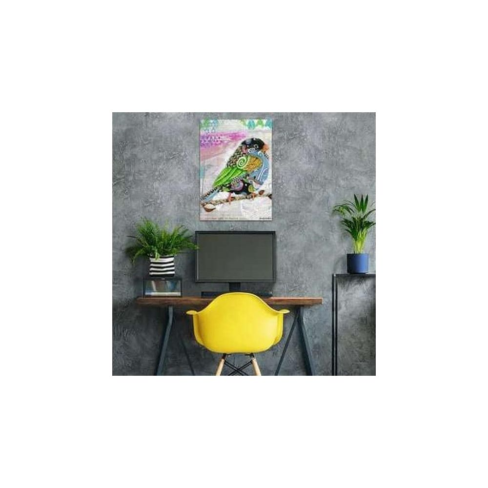 Ein buntes Bild eines Vogels hängt über einem Schreibtisch mit einem gelben Stuhl.