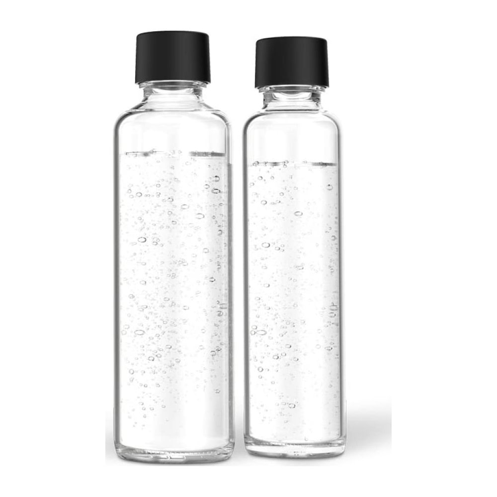 Zwei klare Glasflaschen mit schwarzen Kappen, gefüllt mit sprudelndem Wasser.