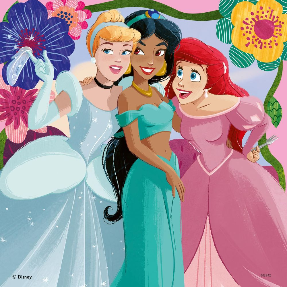 Tre principesse Disney: Jasmine, Cenerentola e Ariel, circondate da fiori colorati.