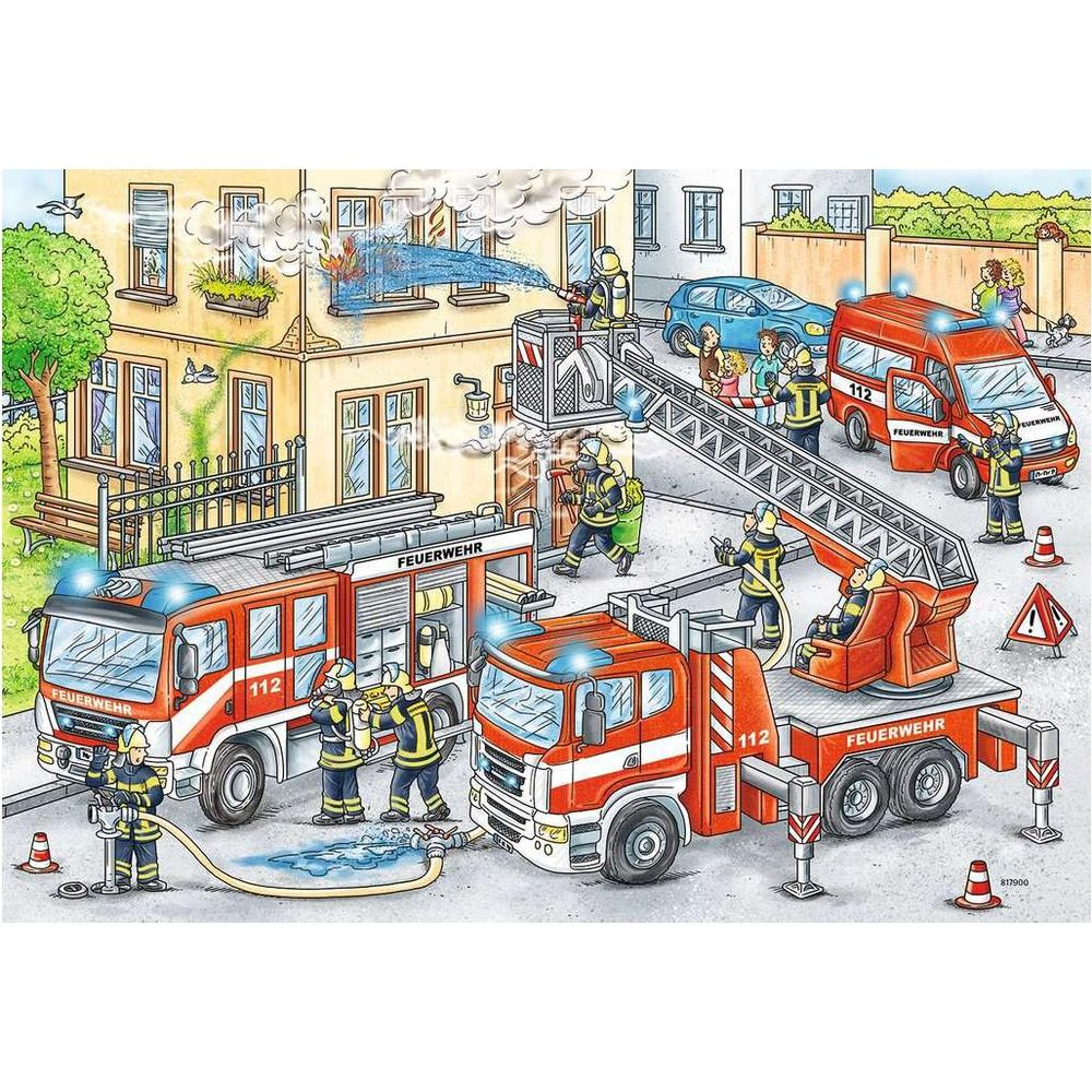 Feuerwehrleute löschen einen Brand mit zwei Feuerwehrautos und einer Leiter.