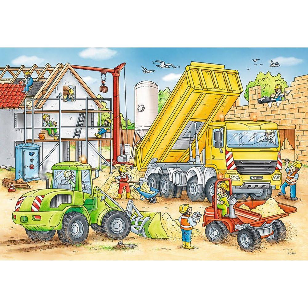 Bauarbeiter arbeiten an einem Haus, LKW und Bagger sind im Einsatz.