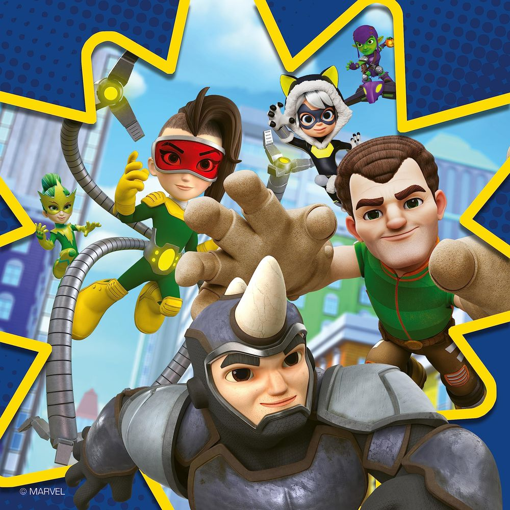 Superbohaterowie w kostiumach lecą na tle panoramy miasta.