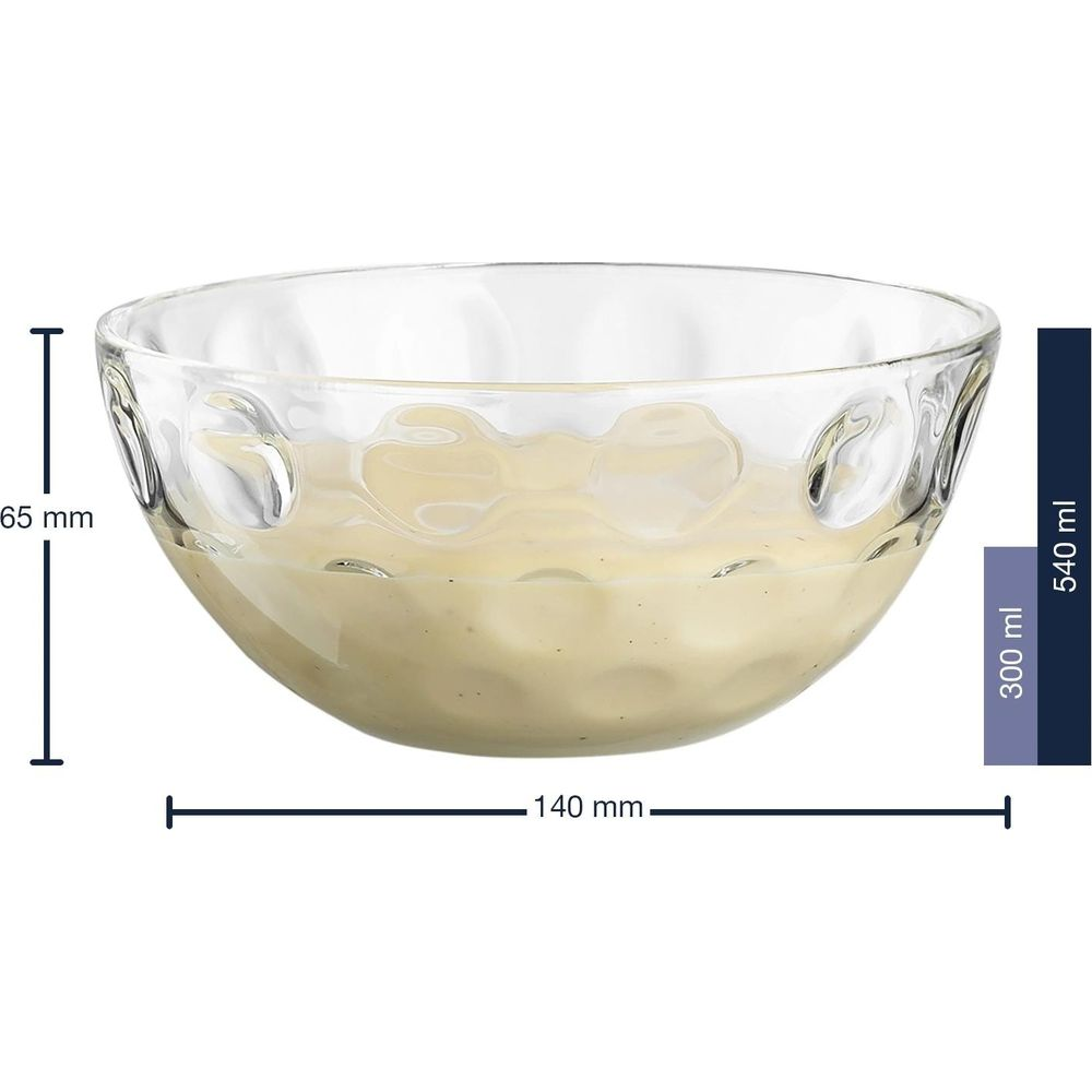 Eine durchsichtige Glasschale, gefüllt mit cremefarbener Soße. Maße: 140 mm breit, 65 mm hoch.