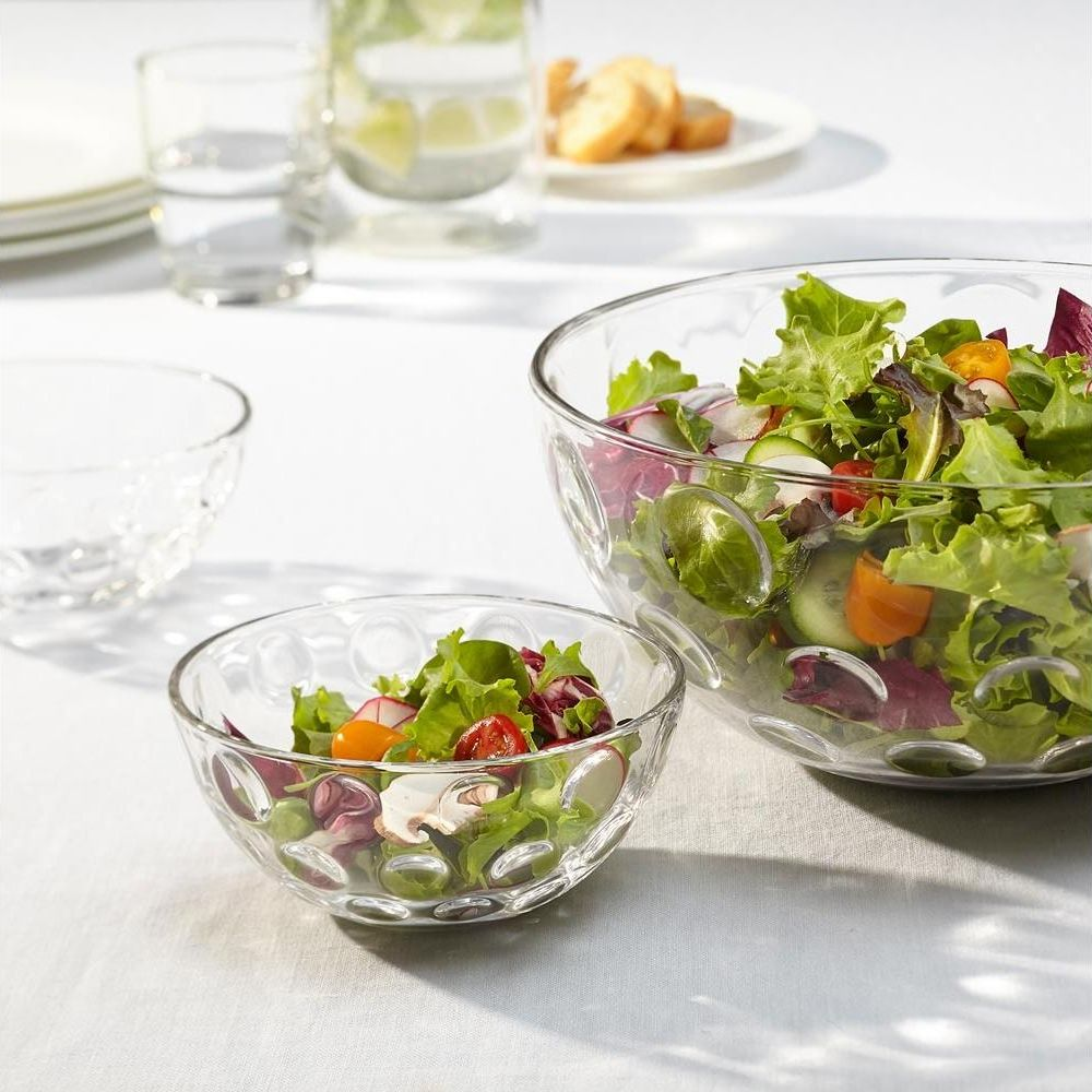 Zwei Glasschalen mit Salat, eine größer als die andere, auf einem Tisch.