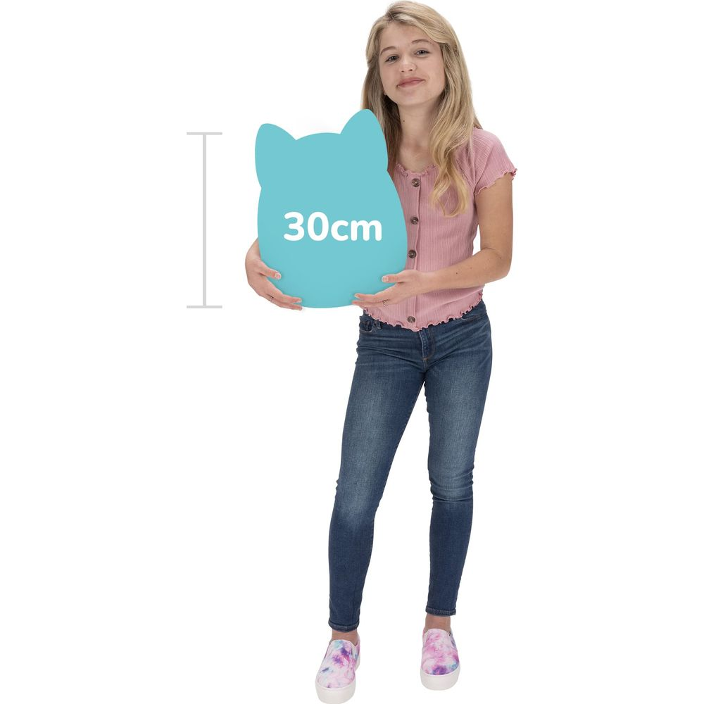 Ein Mädchen hält ein blaues Schild in Katzenform mit der Aufschrift „30 cm“.