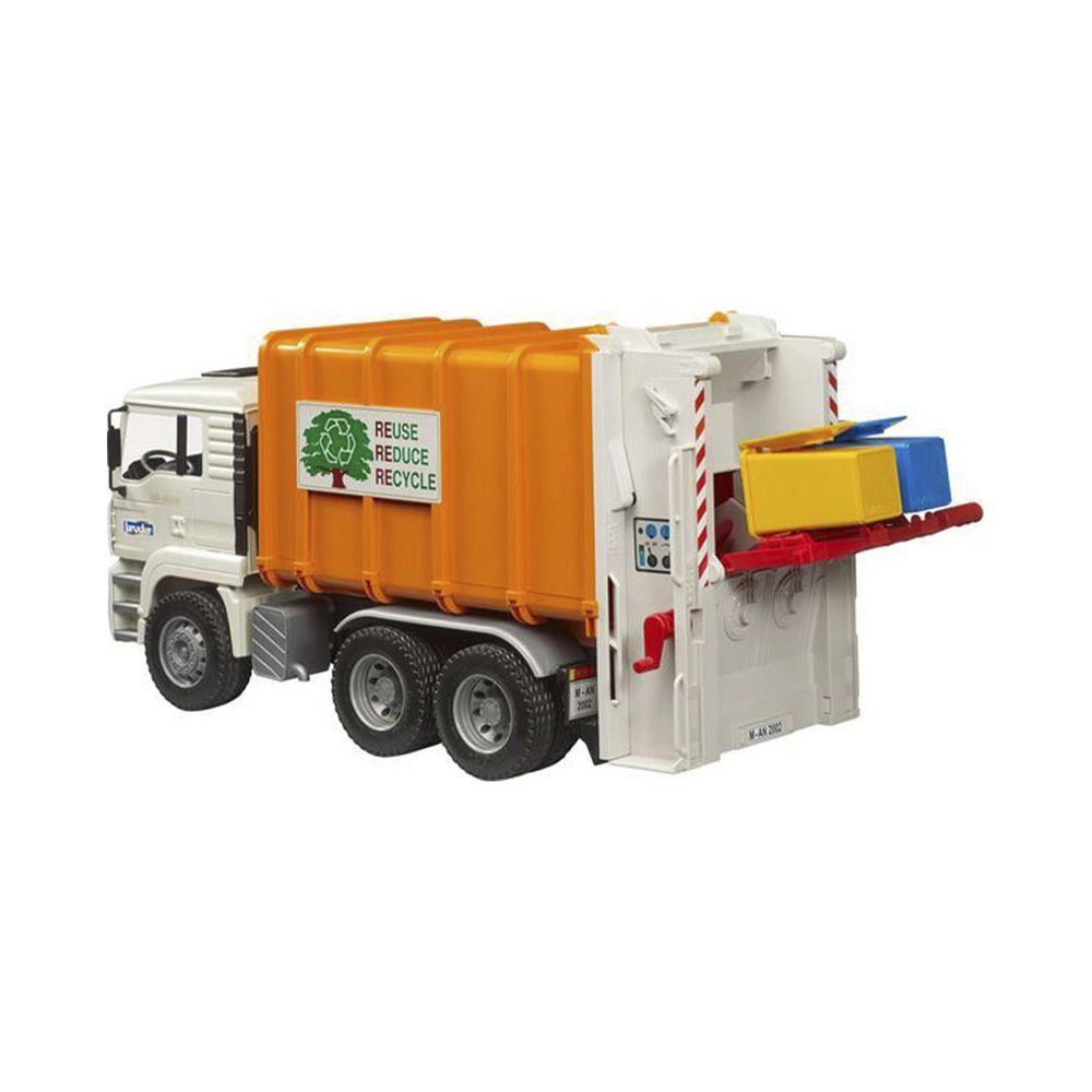 Ein orangefarbener Müllwagen mit weißer Kabine und Heckpartie.